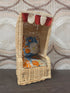 Vintage rotan strandstoel voor Barbie met rood-witte luifel en beklede zitting.