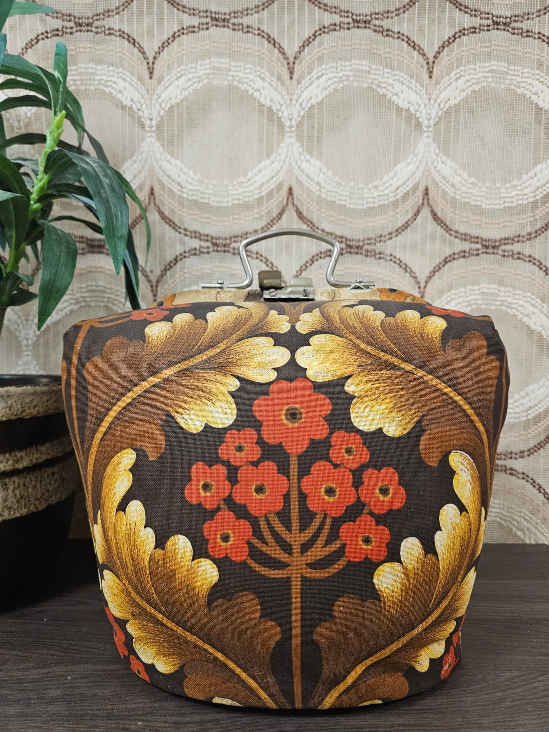 Vintage theebeurs met groot bladmotief in goudgeel en bruin metalen knip warme herfsttinten en barokstijl