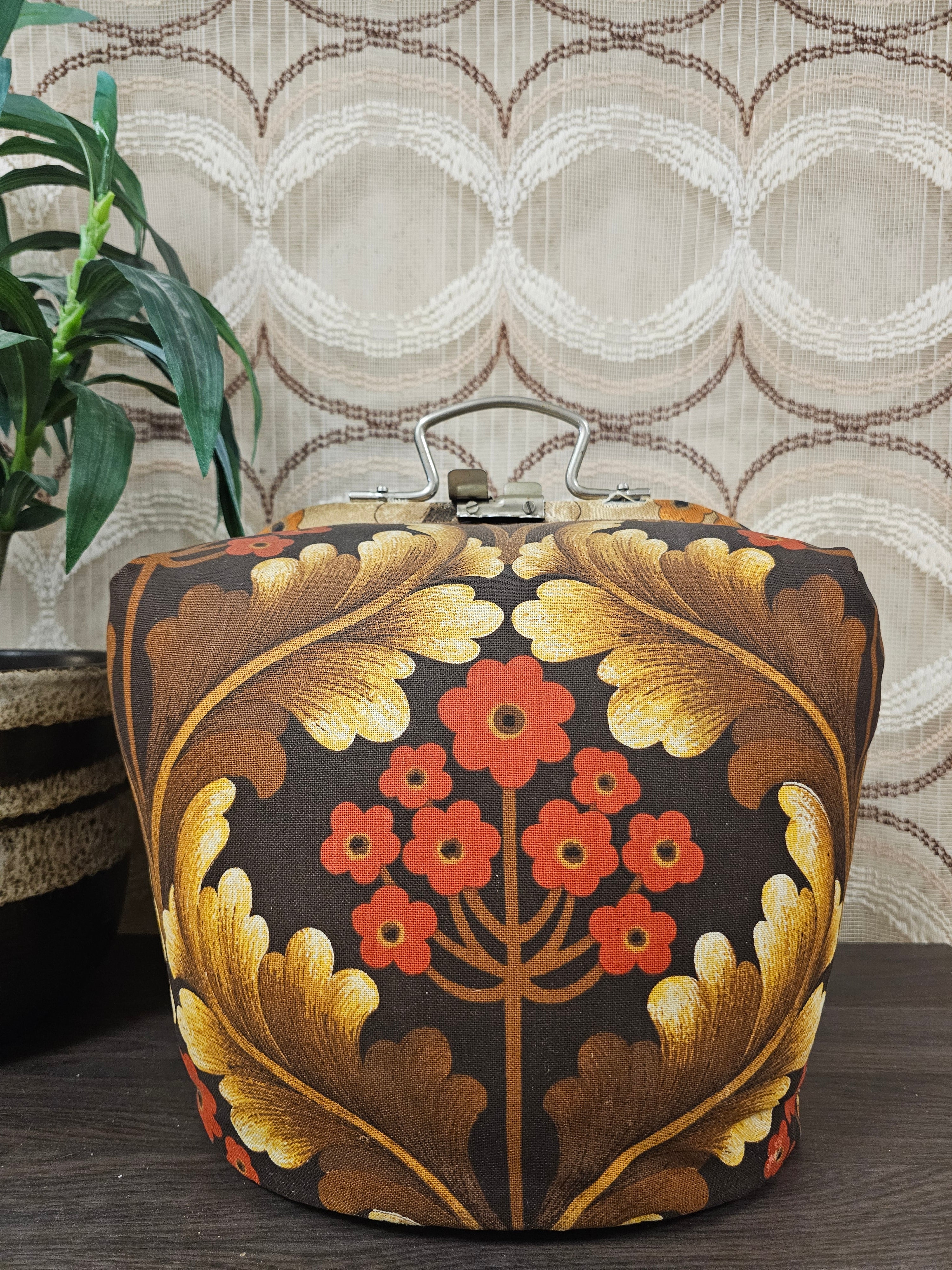 Vintage theebeurs met groot bladmotief in goudgeel en bruin metalen knip warme herfsttinten en barokstijl