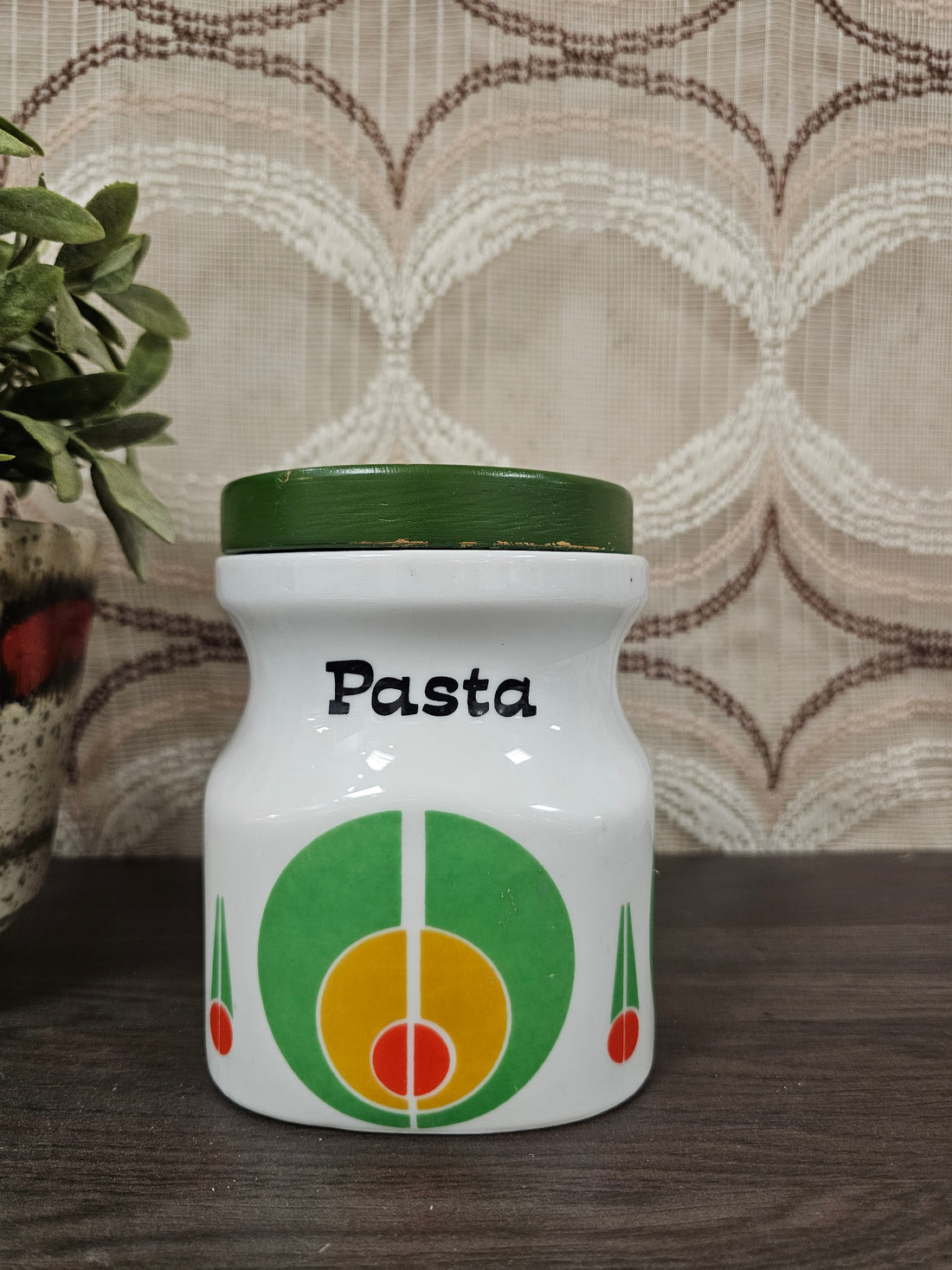 Vintage keramieken pastapot met grafisch motief in groen, geel en oranje  jaren 70 met groen houten deksel