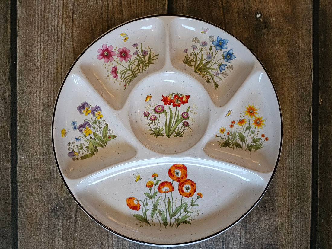 Vintage wildflower fondueborden, borden met vakjes met diverse gekleurde bloemen. Servies uit de jaren 70