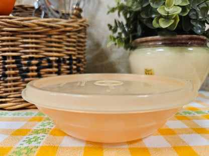 Zalmroze vintage Tupperware bakje met deksel, rond model van 15,5 cm breed.