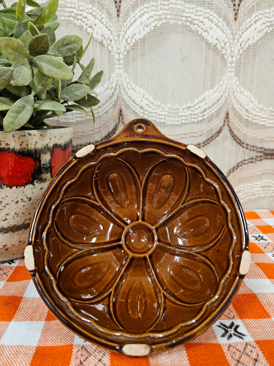Vintage bruine keramieken puddingvorm uit West Germany in bloemvorm, ophangbaar – Ø16 cm