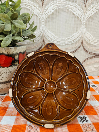 Vintage bruine keramieken puddingvorm uit West Germany in bloemvorm, ophangbaar – Ø16 cm
