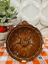 Vintage bruine keramieken puddingvorm uit West Germany in bloemvorm, ophangbaar – Ø16 cm
