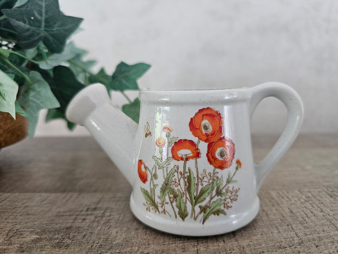 Mini keramieken gieter met klaprozen uit de Wildflower serie, 6 cm hoog, decoratief vaasje of onderdeel van vintage servies.