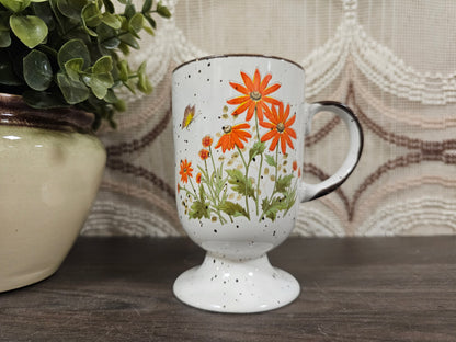 Wildflower vintage beker op voet met oranje margrieten en vlinder, 12 cm hoog