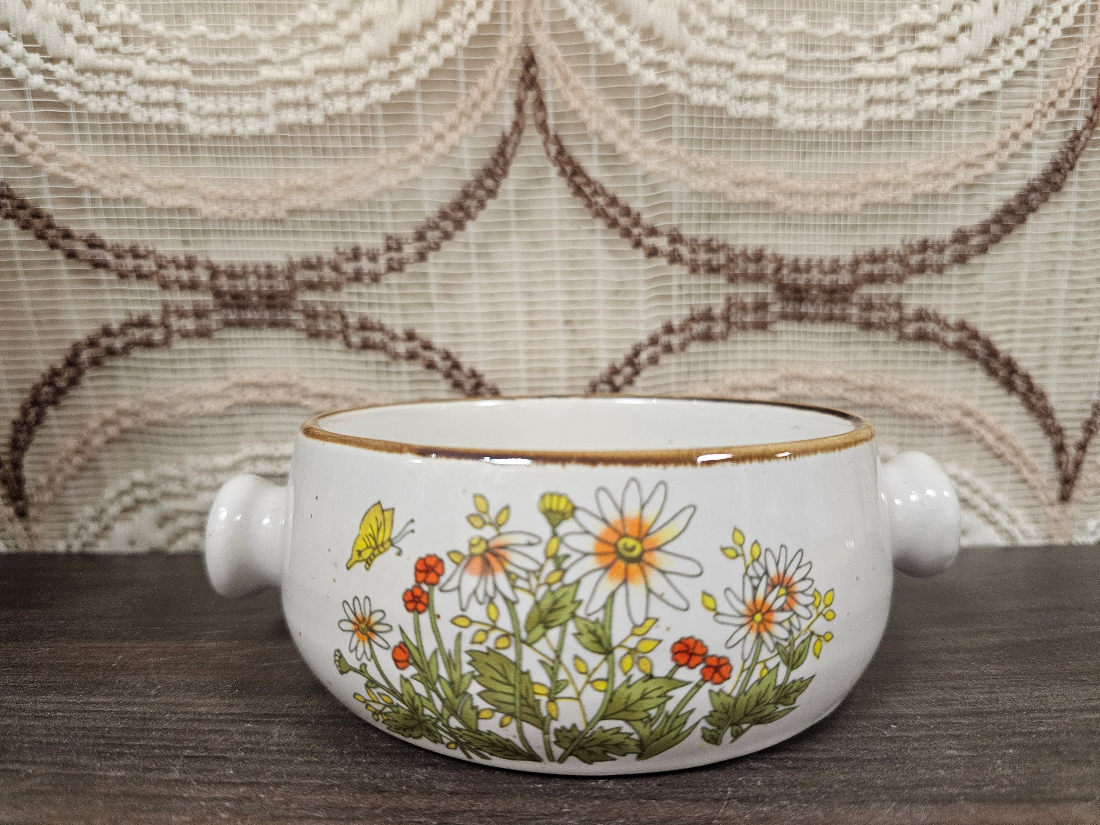 Vintage Wildflower soepkom met bloemenmotief en twee handvatten