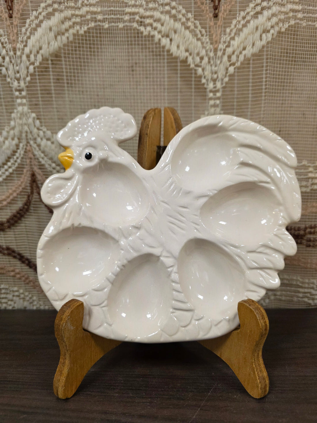 Wit bord voor gevulde eieren in de vorm van een kip met meerdere uitsparingen