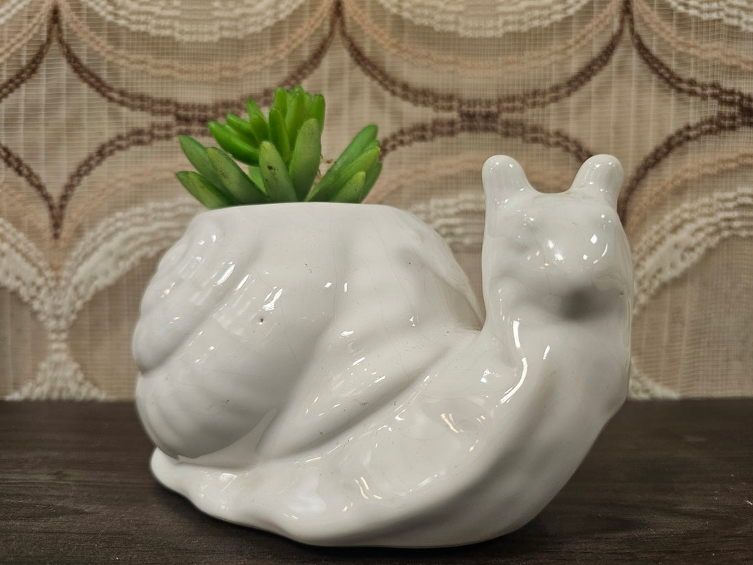 witte bloempot van keramiek in de vorm van een slak, vintage decoratie voor plantje