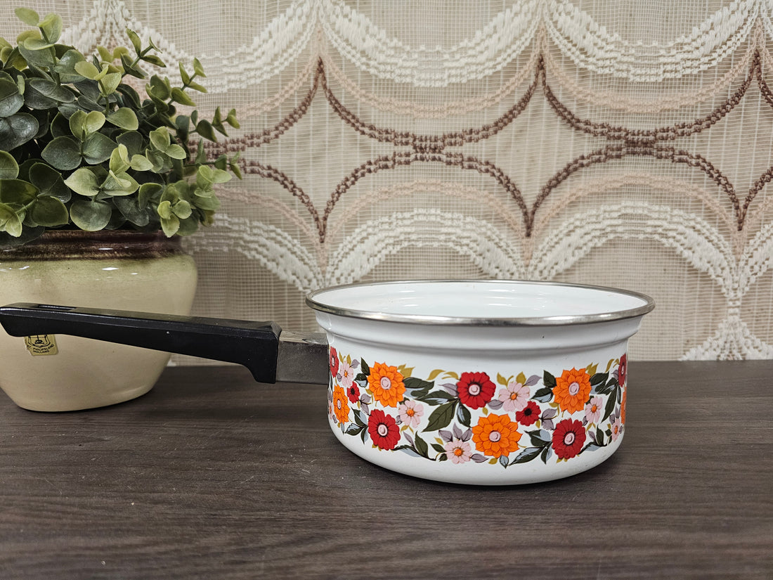 Witte vintage steelpan met oranje, rode en roze bloemenprint