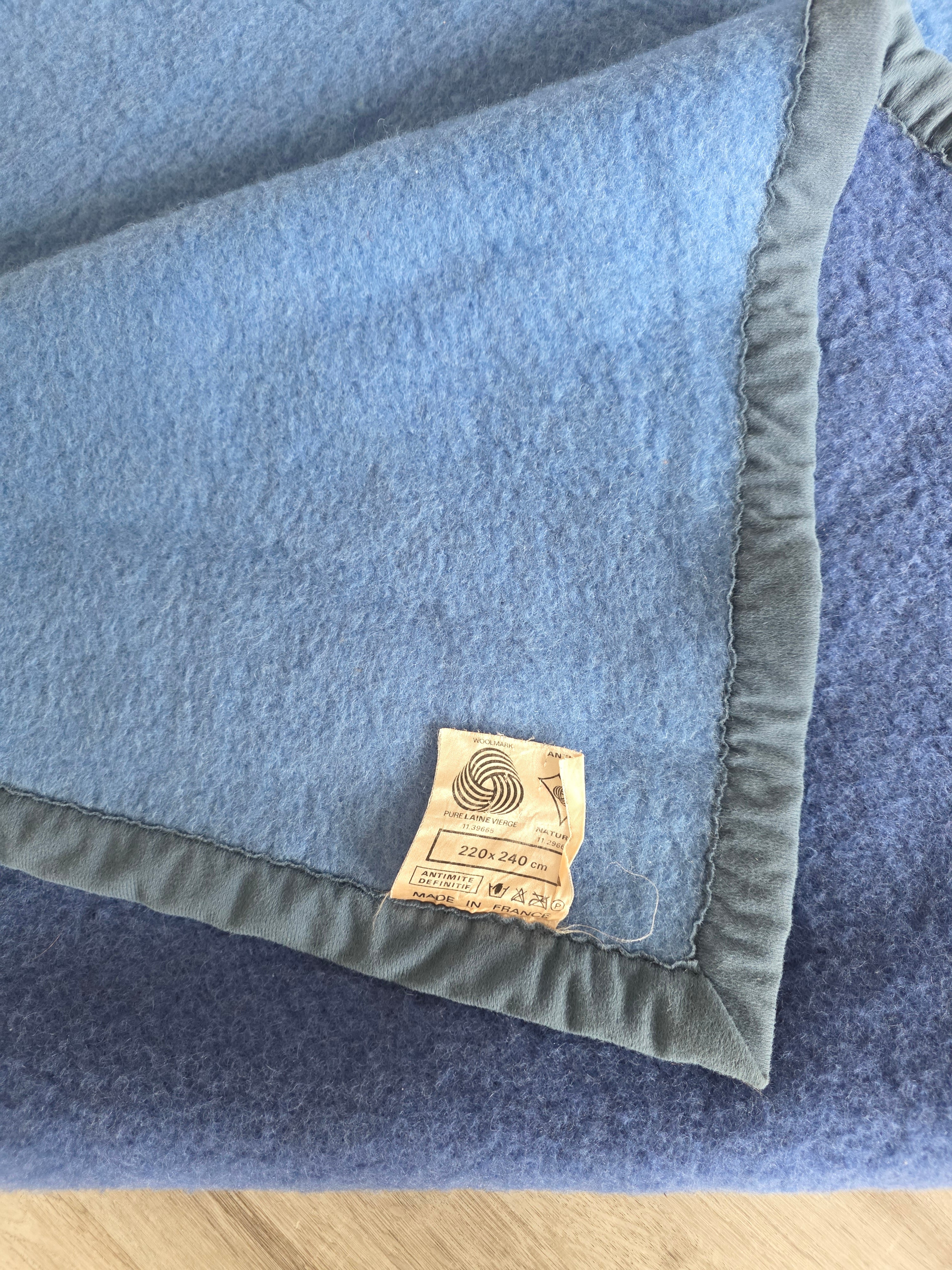 Vintage wollen Woolmark deken met lichtblauwe en donkerblauwe zijde