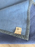 Vintage wollen Woolmark deken met lichtblauwe en donkerblauwe zijde