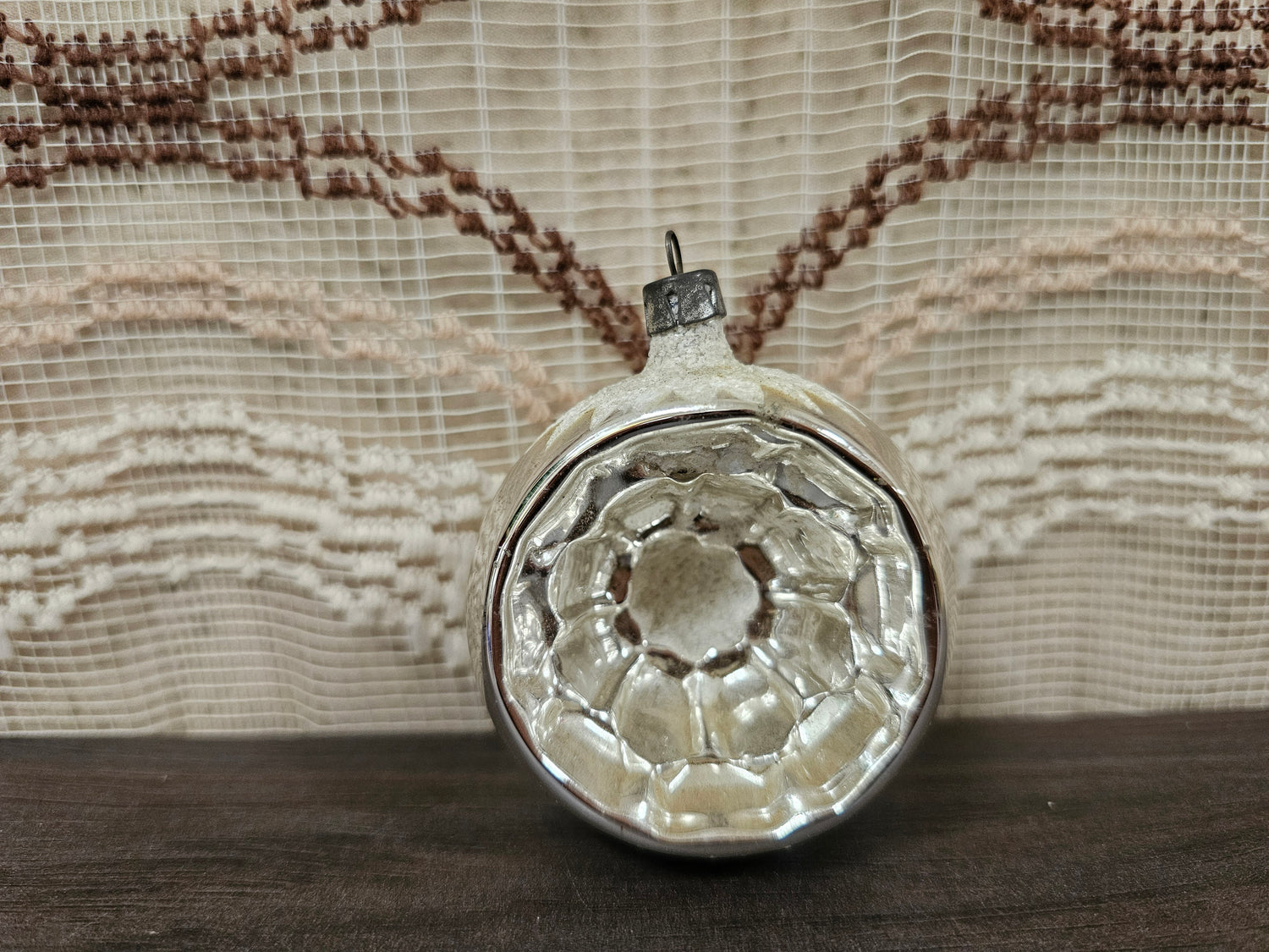 Zilveren vintage kerstbal van glas met deuk en gesuikerde boven- en onderkant, circa 6 cm