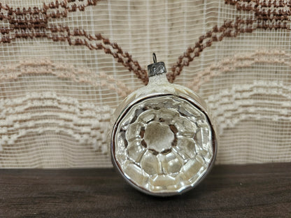 Zilveren vintage kerstbal van glas met deuk en gesuikerde boven- en onderkant, circa 6 cm