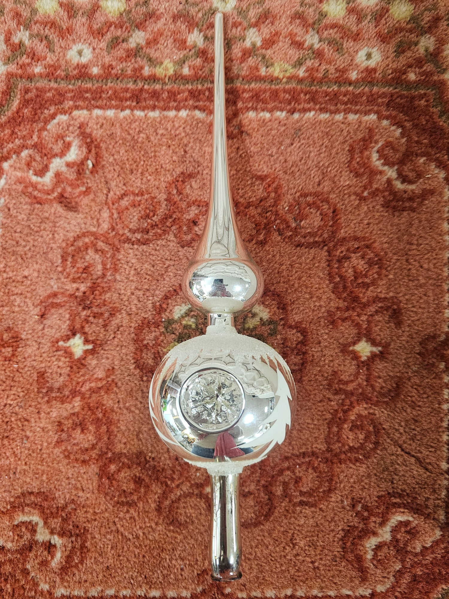 Vintage zilverkleurige kerstpiek van glas met gesuikerde witte kerstboom
