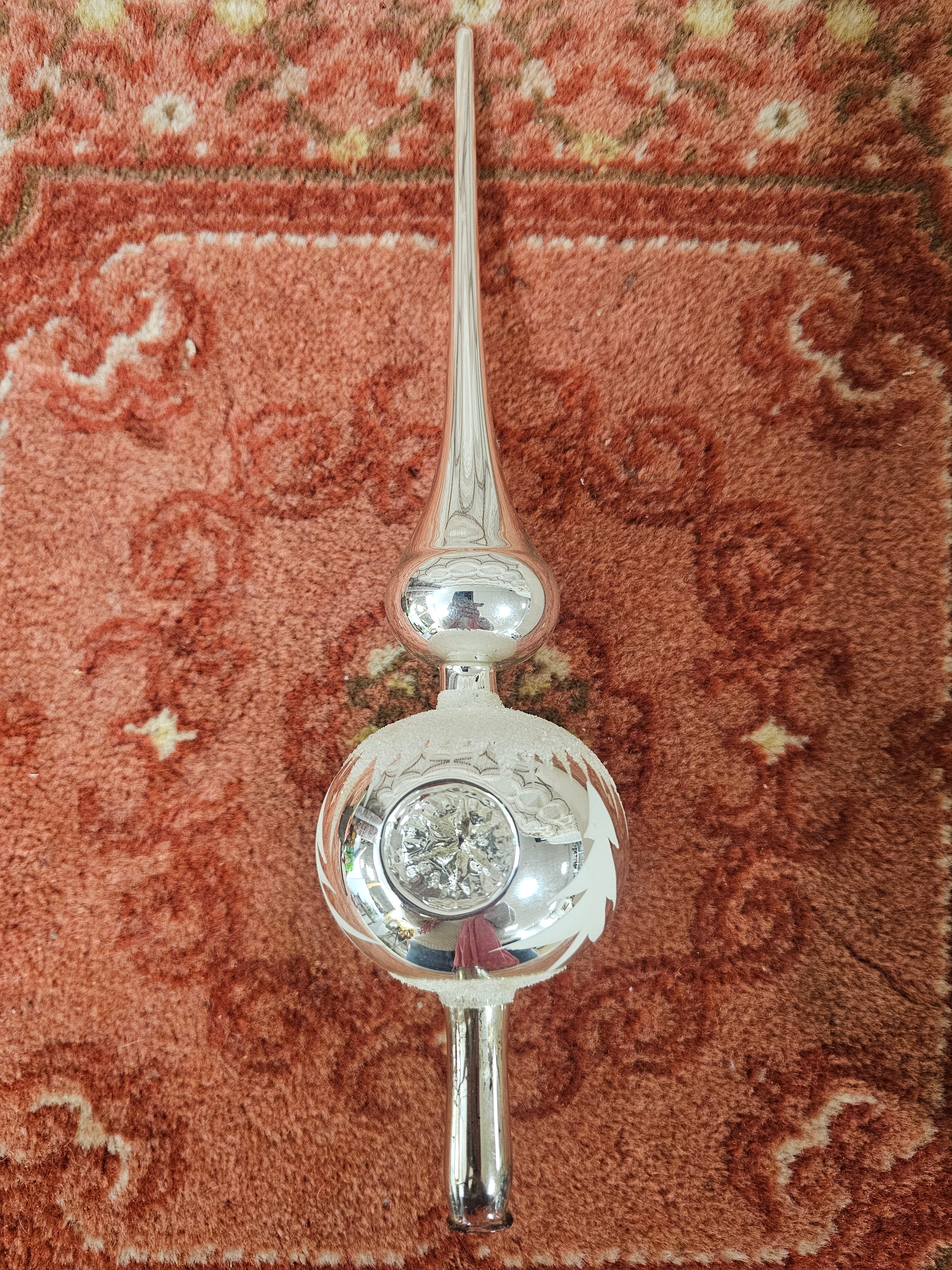 Vintage zilverkleurige kerstpiek van glas met gesuikerde witte kerstboom