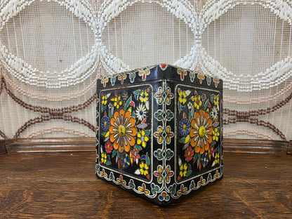 Vintage vierkant zwart blik met kleurrijk bloemendecor in oranje geel blauw en rood