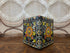 Vintage vierkant zwart blik met kleurrijk bloemendecor in oranje geel blauw en rood