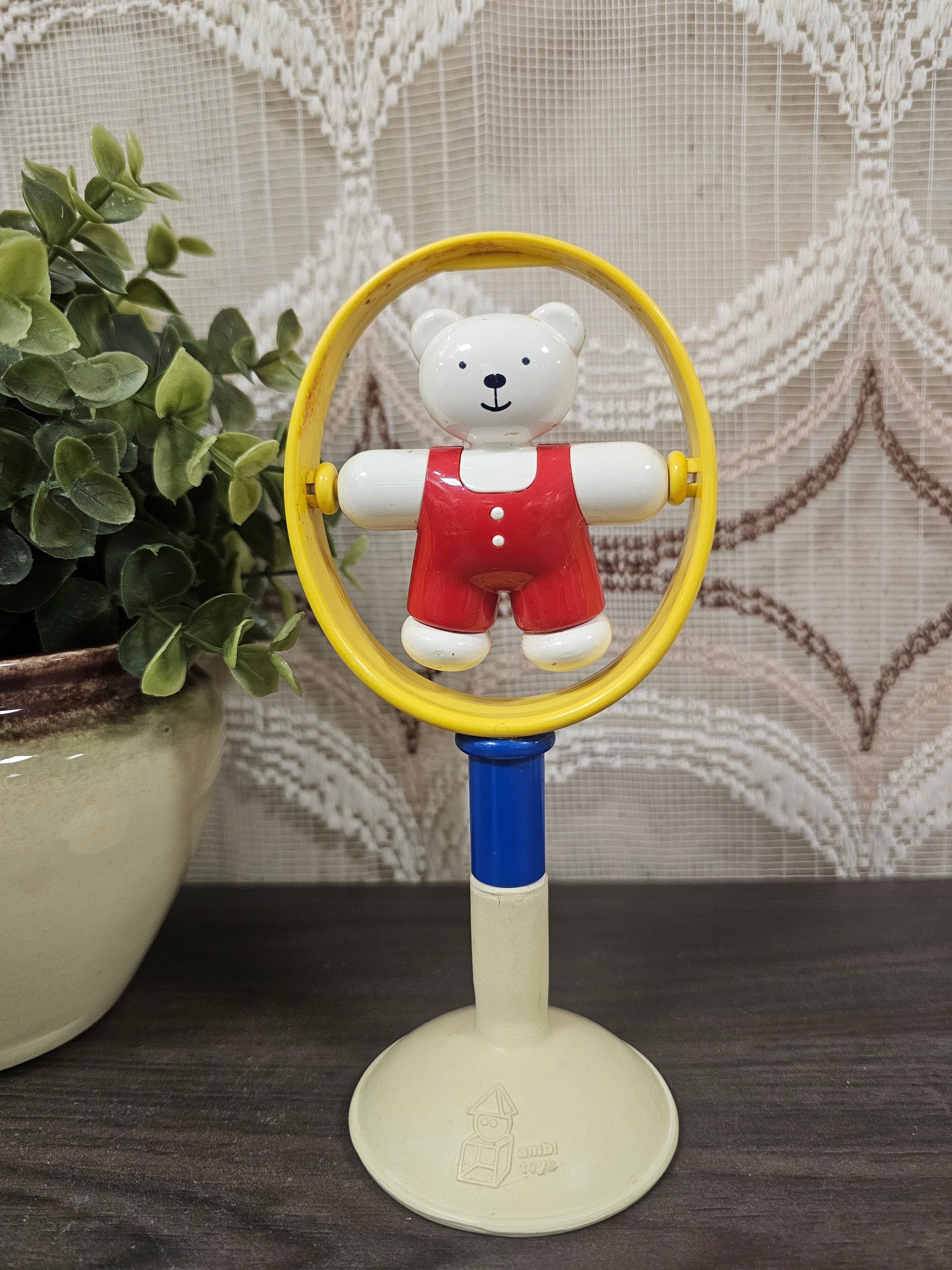 Ambi Toys Teddy Suction Toy – vintage beertje met zuignap en gele draai-ring