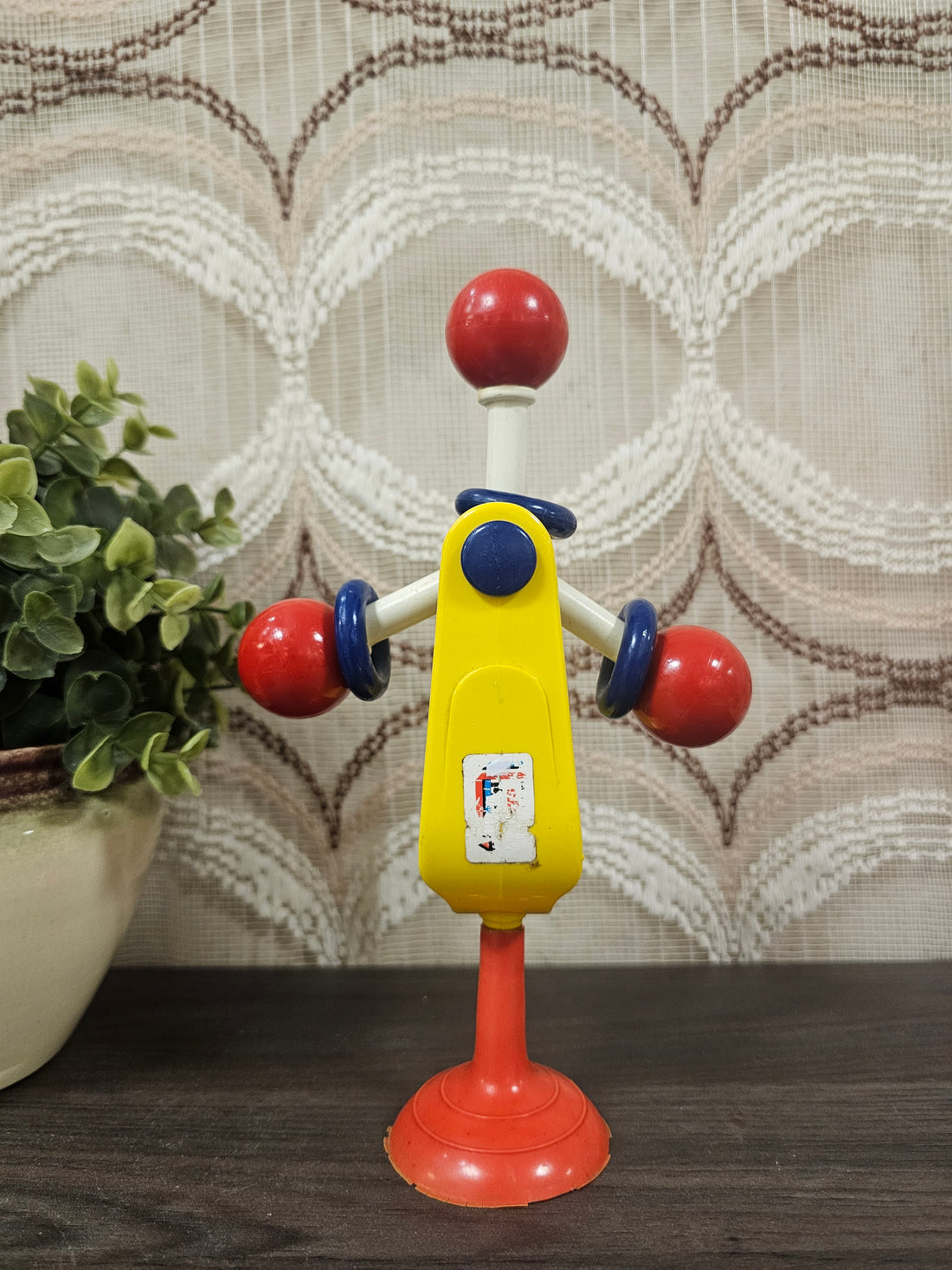 Ambi Toys Rota Rattle kleurrijke rammelaar met zuignap en draaiende armen