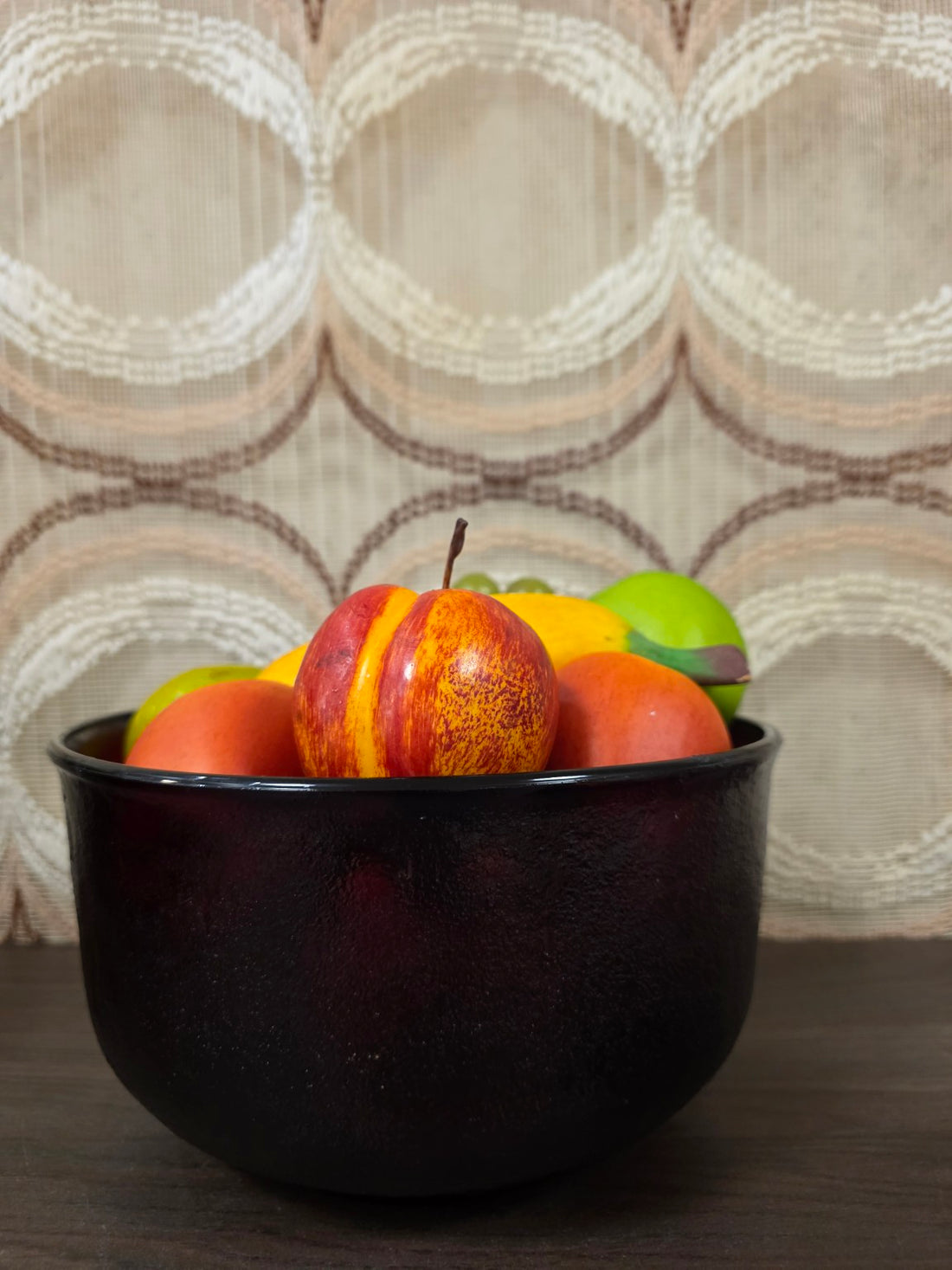 Arcoroc France Sierra rode glazen schaal met decoratief fruit als gebruiksvoorbeeld