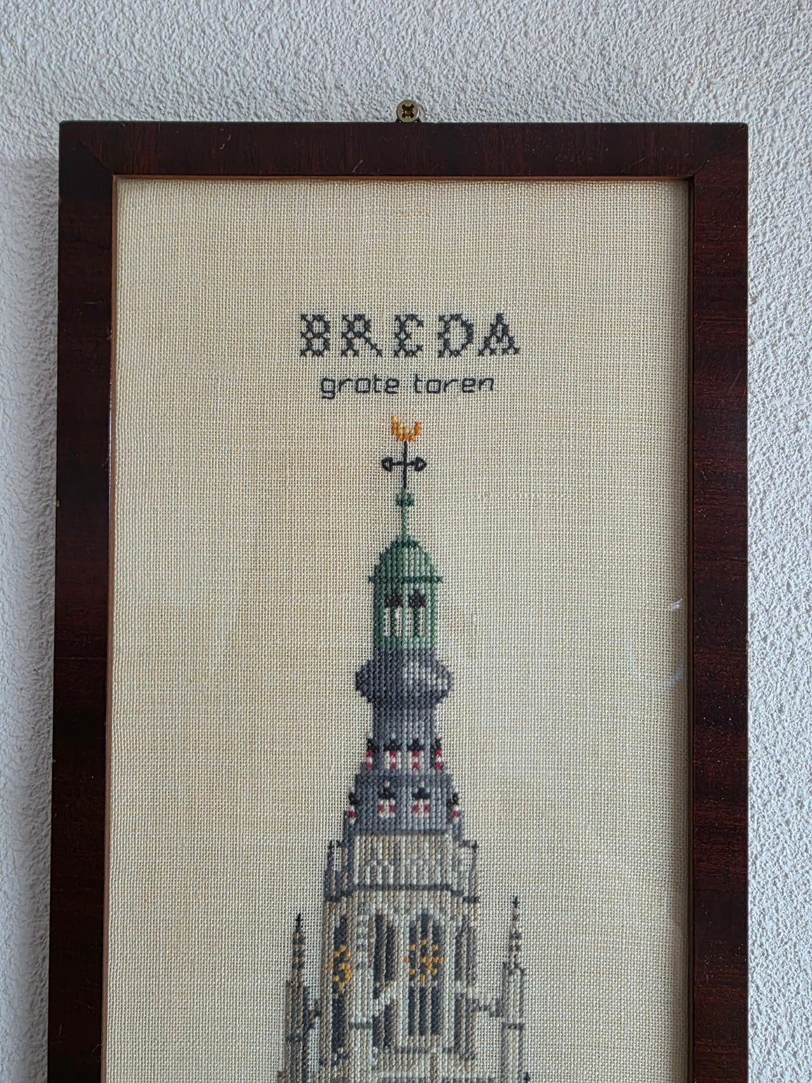 Bovenzijde van het borduurwerk met de tekst Breda grote toren