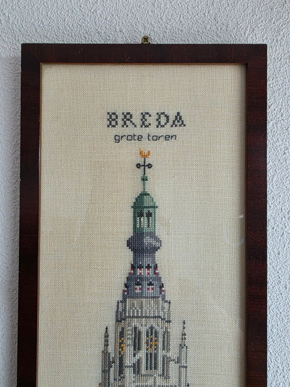 Bovenzijde van het borduurwerk met de tekst Breda grote toren