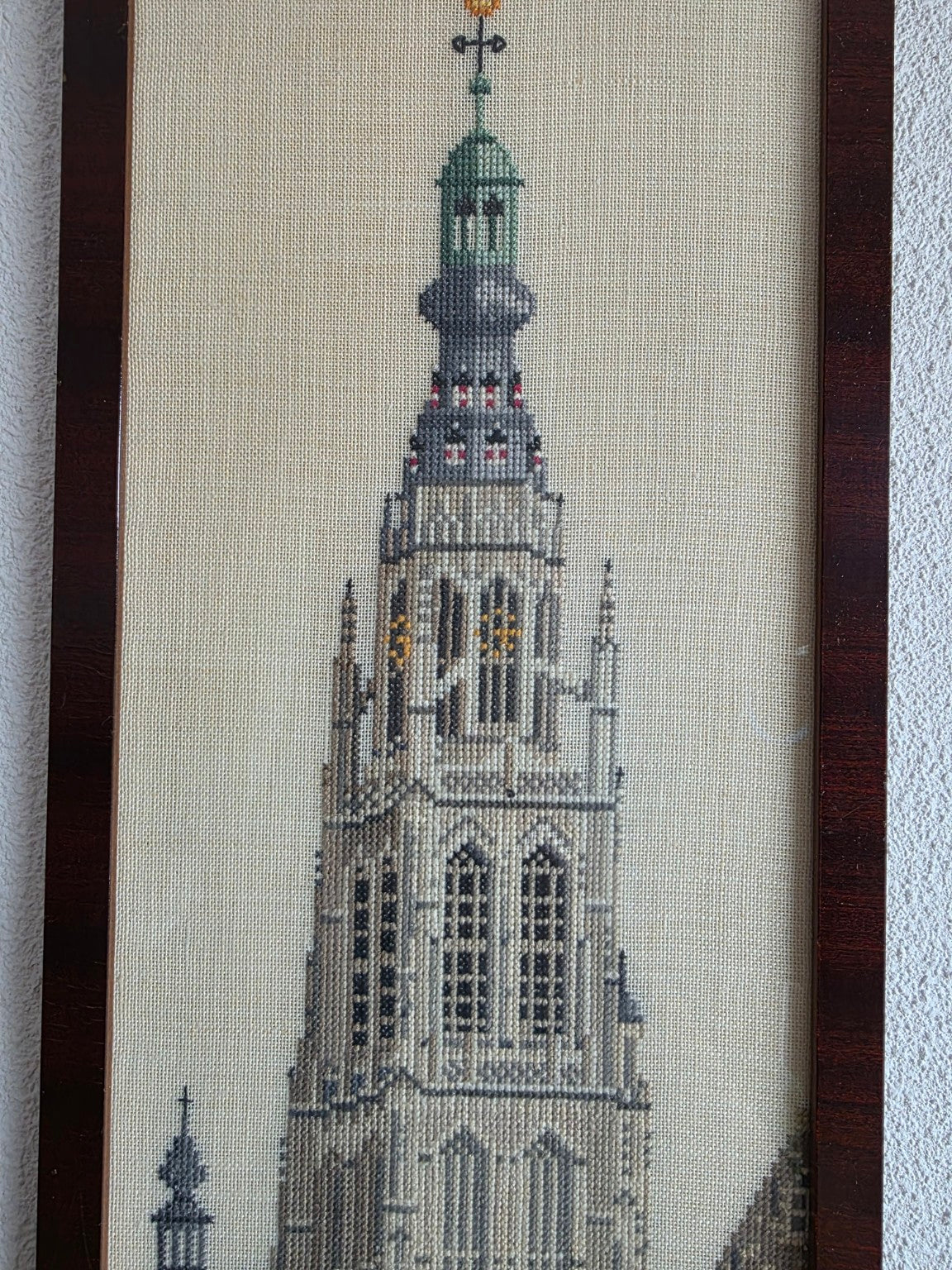 Geborduurde Grote Toren van Breda met klok en torenspits