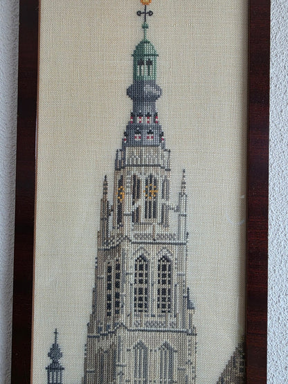 Geborduurde Grote Toren van Breda met klok en torenspits