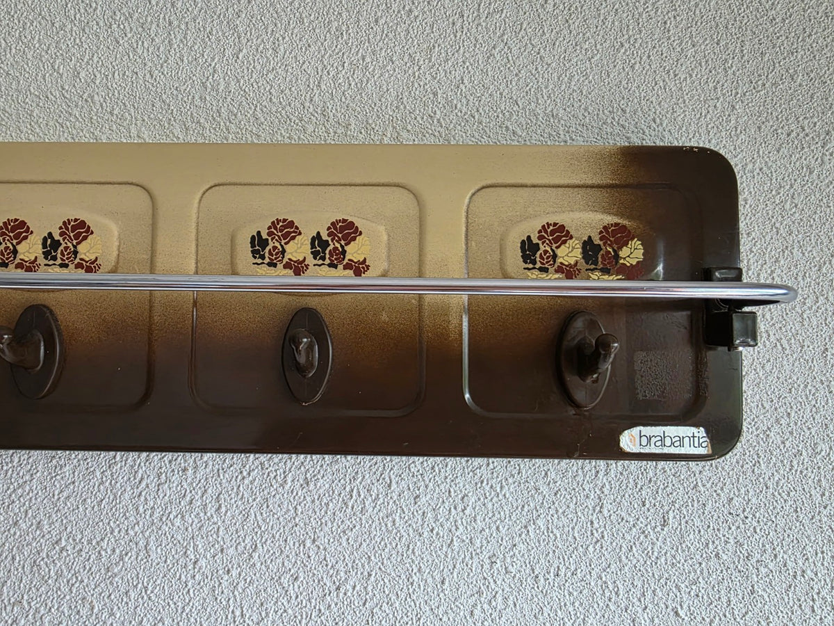 Rechterzijde Brabantia handdoekenrek met twee haken, beugel en merksticker