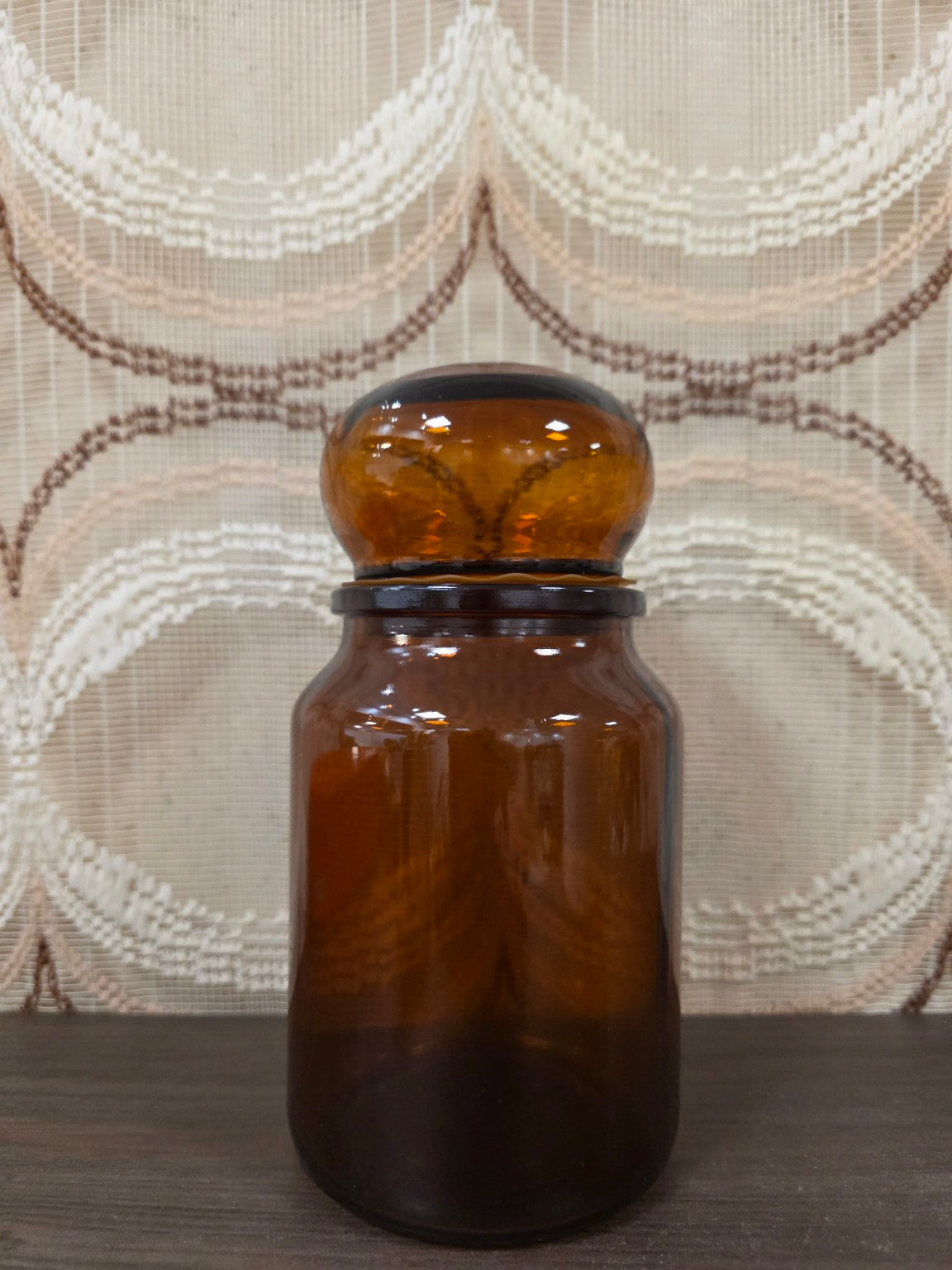 Ronde bruine glazen apothekerspot met bolle stop, circa 19 cm hoog