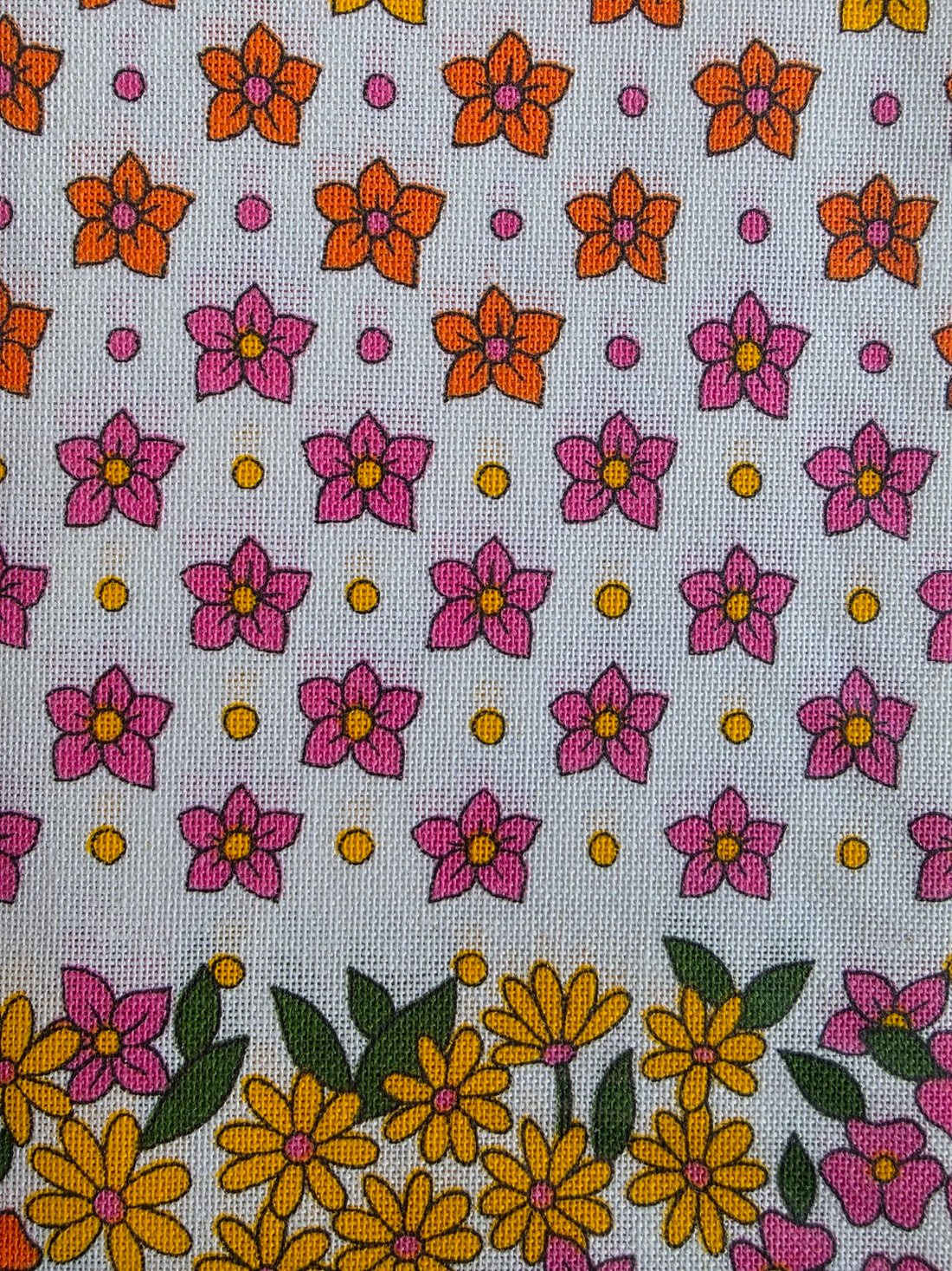 Detail van oranje en roze bloemen op het Carine tafellaken