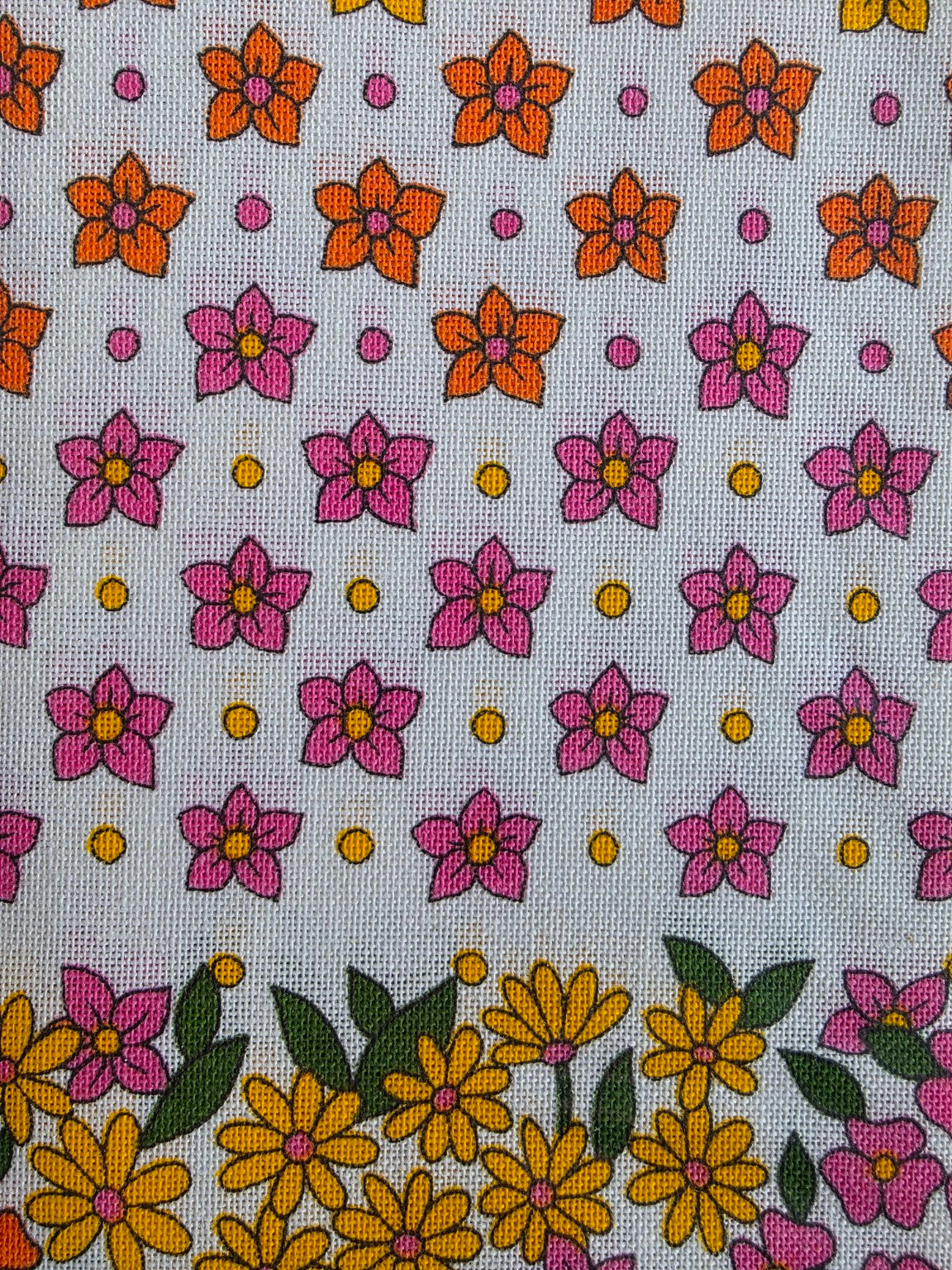 Detail van oranje en roze bloemen op het Carine tafellaken