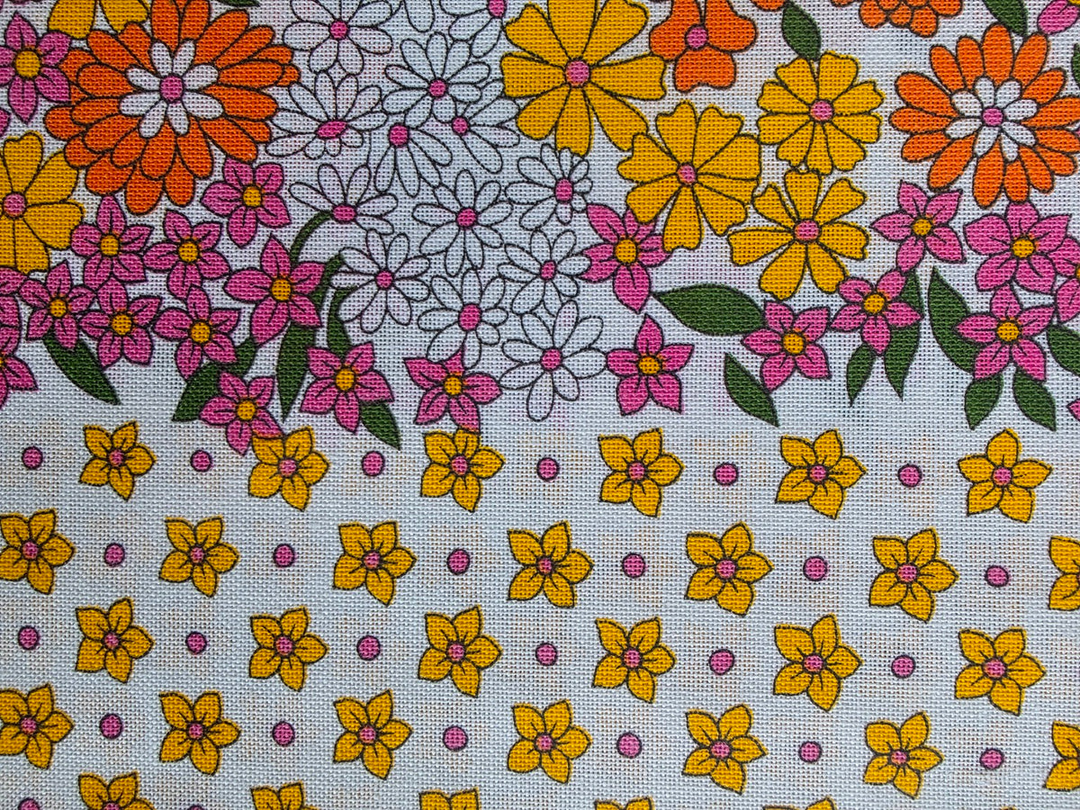 Detail van de bloemenrand met gele, oranje en roze bloemen
