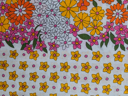 Detail van de bloemenrand met gele, oranje en roze bloemen