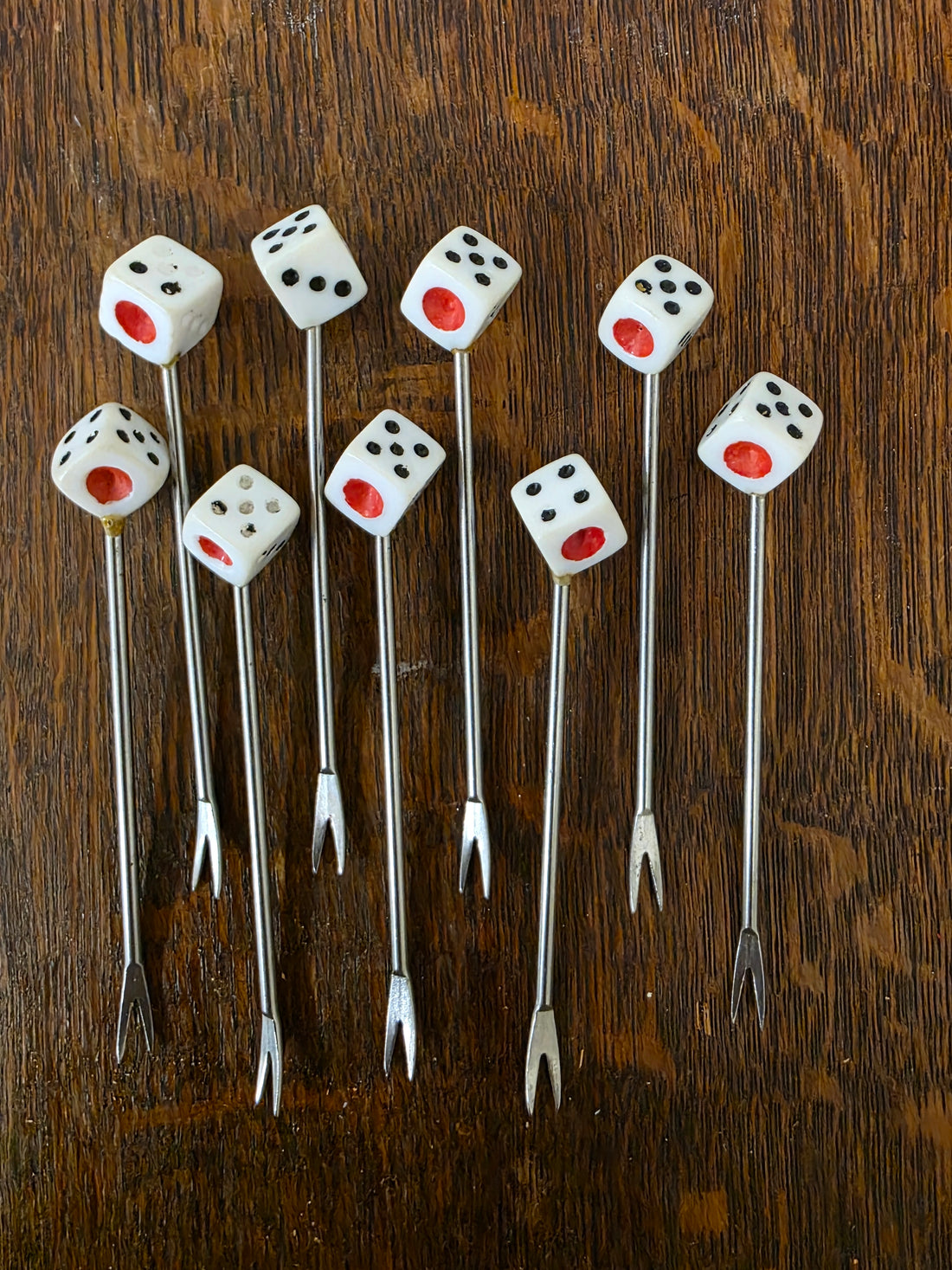 Set van negen vintage metalen cocktailvorkjes met witte dobbelstenen als handgreep voor kaas en borrelhapjes.