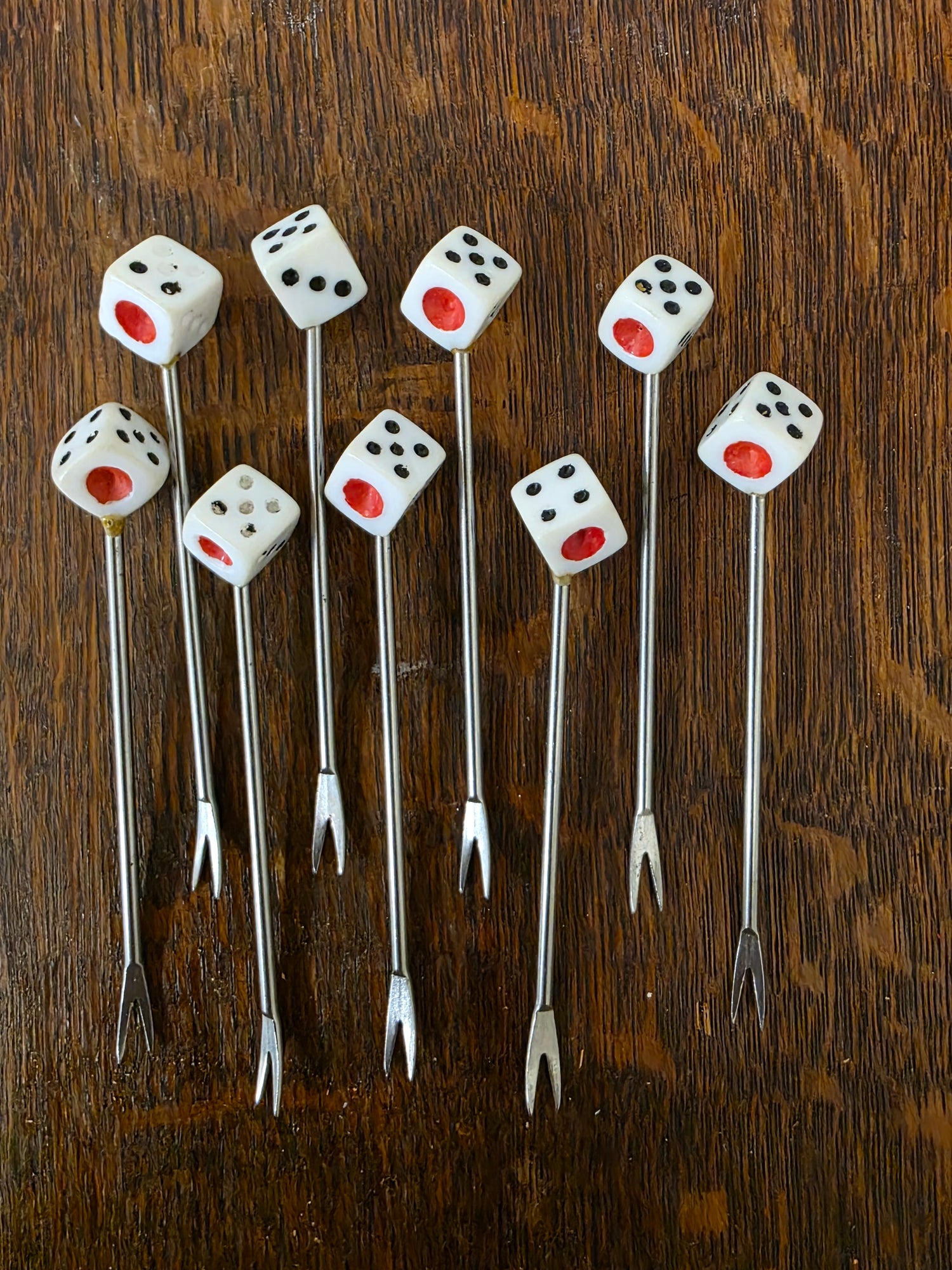 Set van negen vintage metalen cocktailvorkjes met witte dobbelstenen als handgreep voor kaas en borrelhapjes.