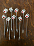 Set van negen vintage metalen cocktailvorkjes met witte dobbelstenen als handgreep voor kaas en borrelhapjes.