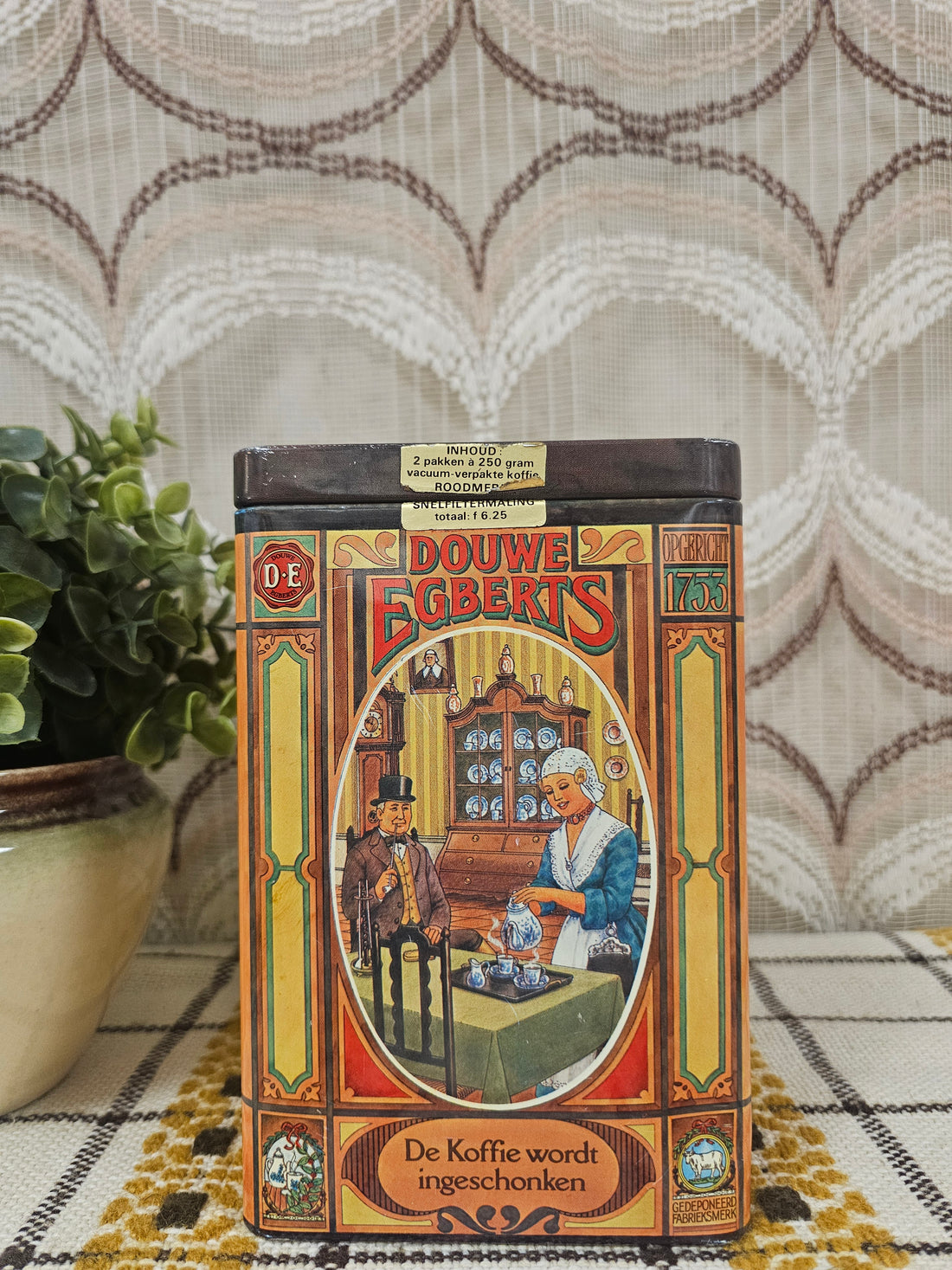 Vintage Douwe Egberts koffieblik met vier zijden: ‘De veldwachter drinkt zijn koffie’ en andere nostalgische teksten