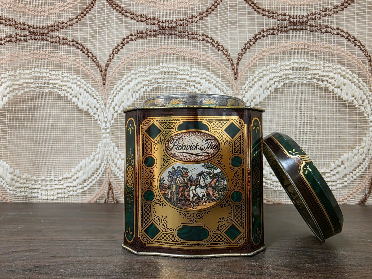 Pickwick theeblik van Douwe Egberts met deksel ernaast, opening en koetsmotief