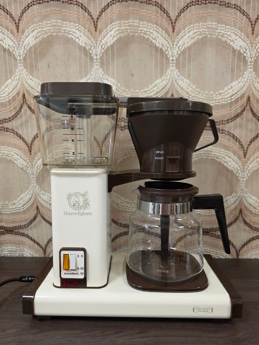 Douwe Egberts Technivorm Excellent 10 koffiezetapparaat in cremewit met glazen koffiekan.