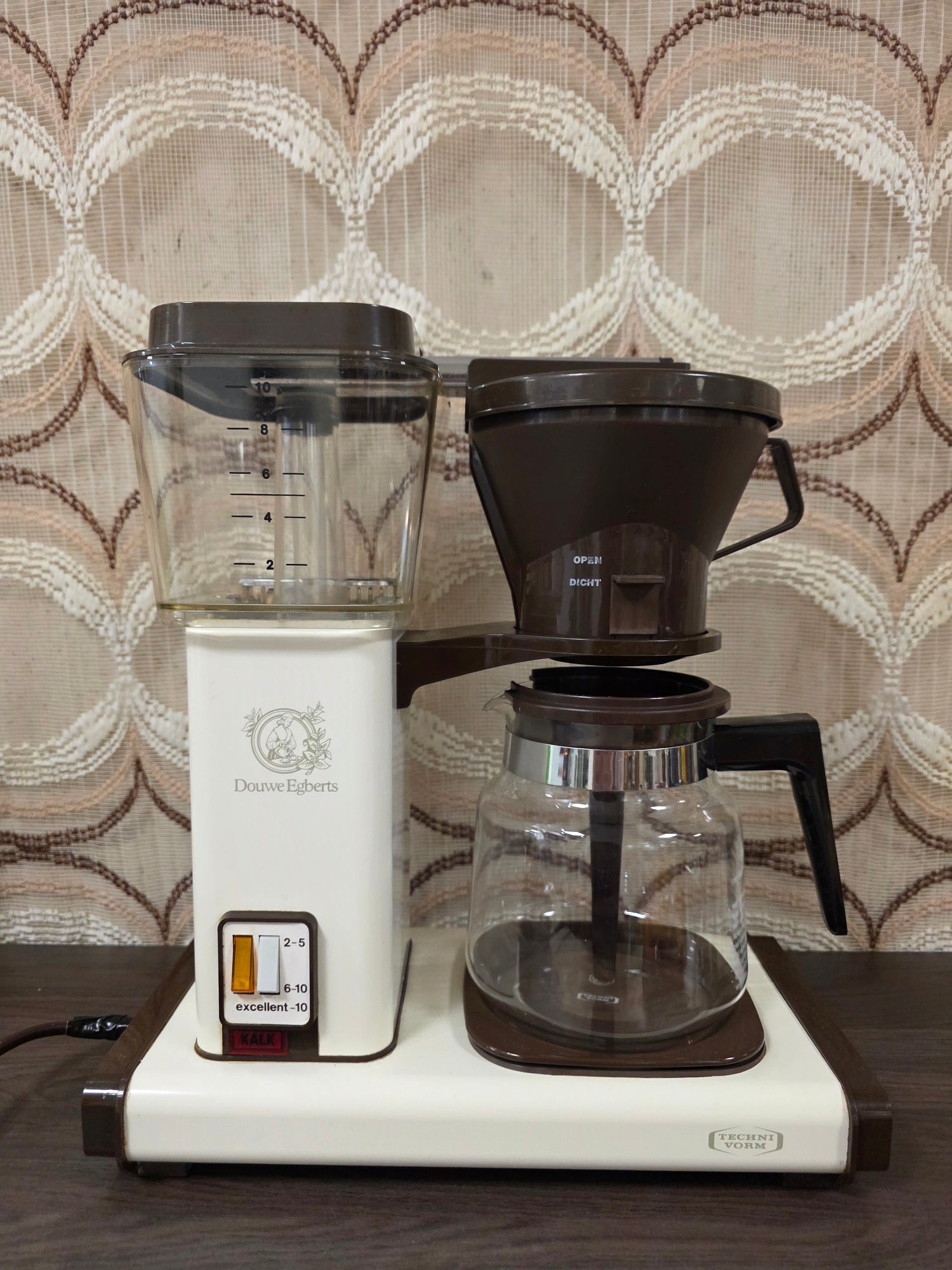 Douwe Egberts Technivorm Excellent 10 koffiezetapparaat in cremewit met glazen koffiekan.