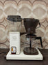 Douwe Egberts Technivorm Excellent 10 koffiezetapparaat in cremewit met glazen koffiekan.