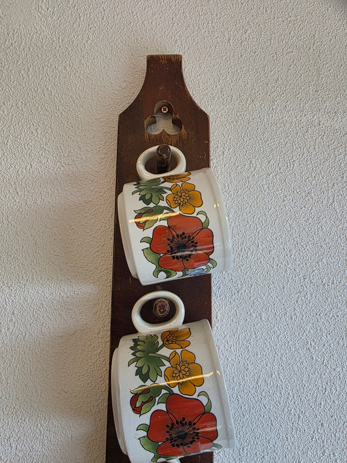 Detail van Doverstone bloemenmokken en de bovenzijde van het houten rek