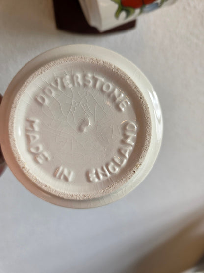 Doverstone Made in England merk en craquelé aan de onderzijde van een kopje