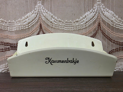 Vintage wit emaille kammenbakje voor wandmontage met opschrift Kammenbakje.