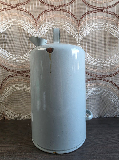Zijkant van de lichtgrijze emaille petroleumkan met gebruikssporen