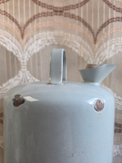 Detail van emaillebeschadigingen en roestplekjes bovenaan de petroleumkan