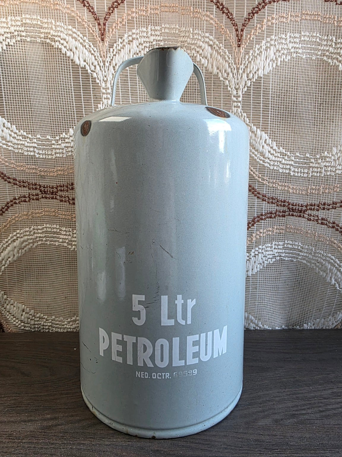 Lichtgrijze emaille petroleumkan met witte opdruk 5 Ltr Petroleum